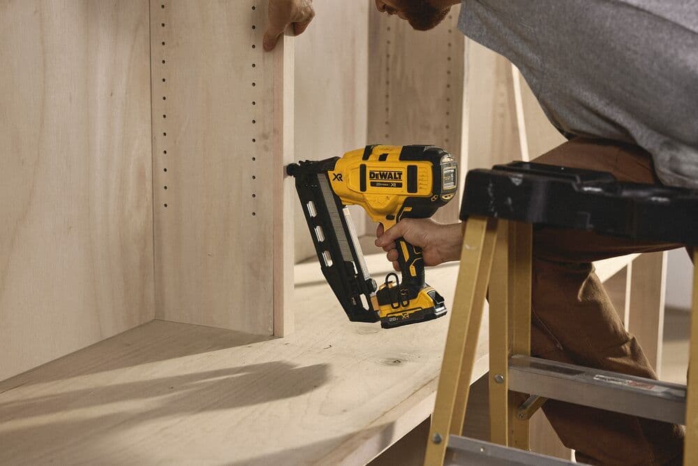Clavadora Dewalt siendo utilizada en una obra de carpintería, disponible en Ferretería Guevara.