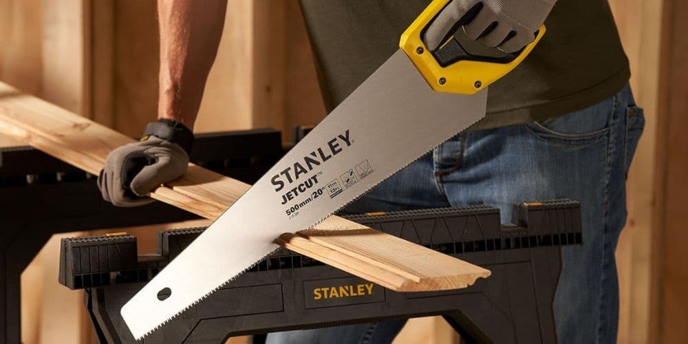 Sierra Stanley en acción, parte de las herramientas profesionales de carpintería.