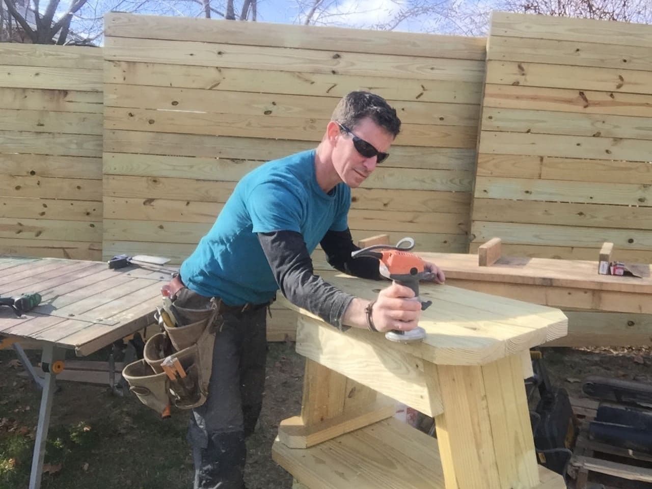 Carpintero trabajando en la construcción de una estructura de madera.