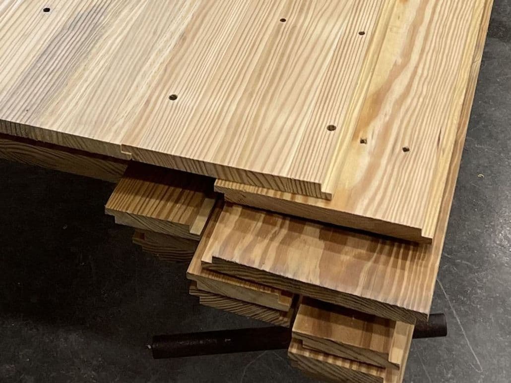 Pilas de madera preparadas para su corte, listas para proyectos de carpintería.