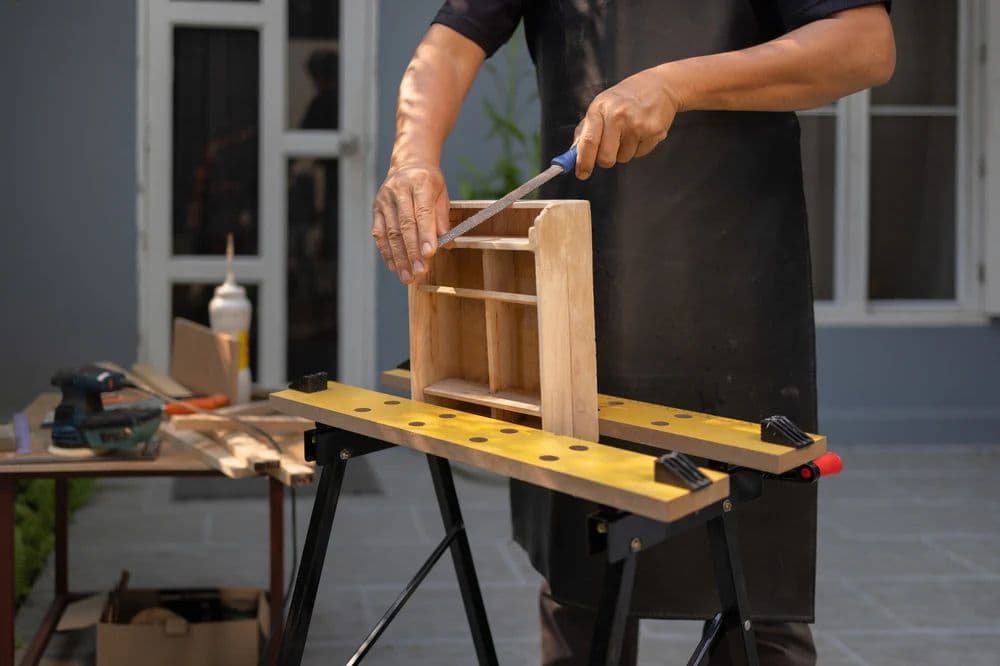 Carpintero ensamblando una estructura de madera, utilizando herramientas de medición.