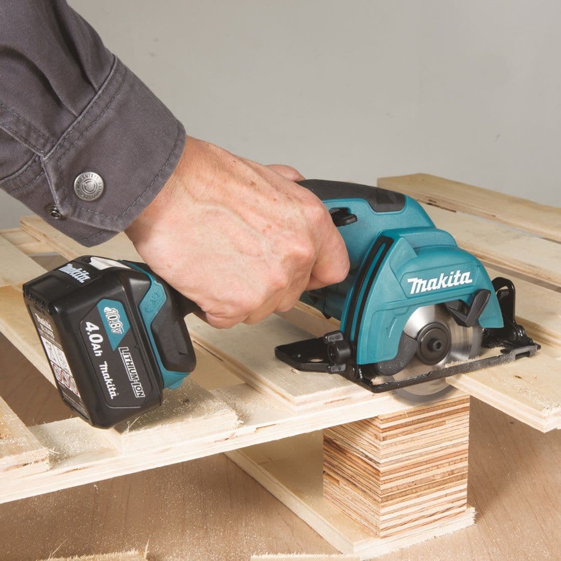Carpintero utilizando una sierra circular Makita con medidas exactas.