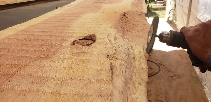 Textura detallada de un tronco de madera, mostrando la calidad de los materiales.