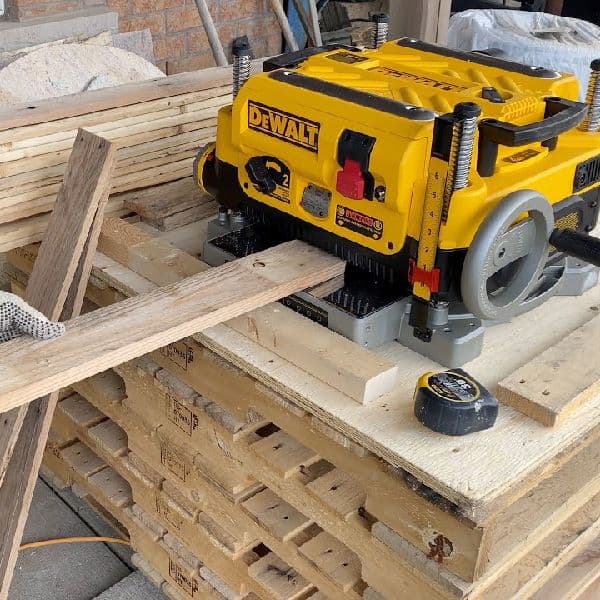 Sierra eléctrica Dewalt utilizada en proyectos de ensamblaje de madera, parte del catálogo de Ferretería Guevara.