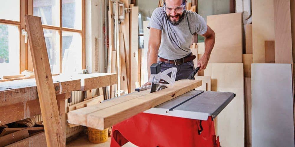 Carpintero trabajando en el ensamblaje de una estructura de madera.