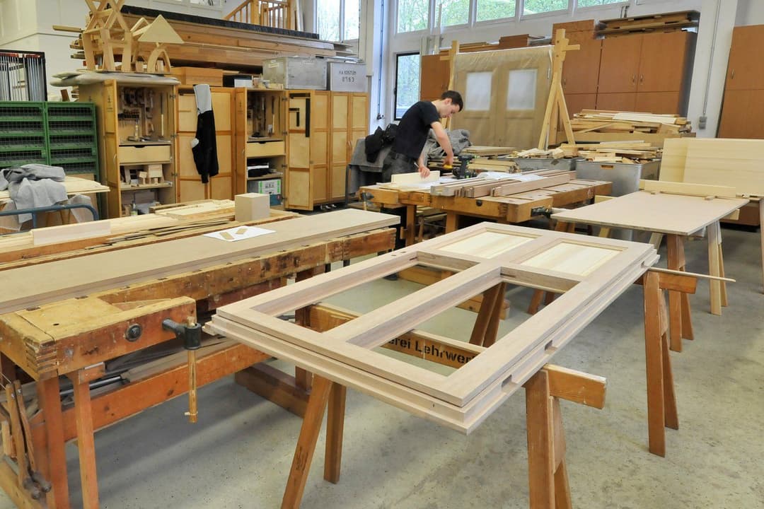 Taller de carpintería con estructuras de madera en proceso de ensamblaje.