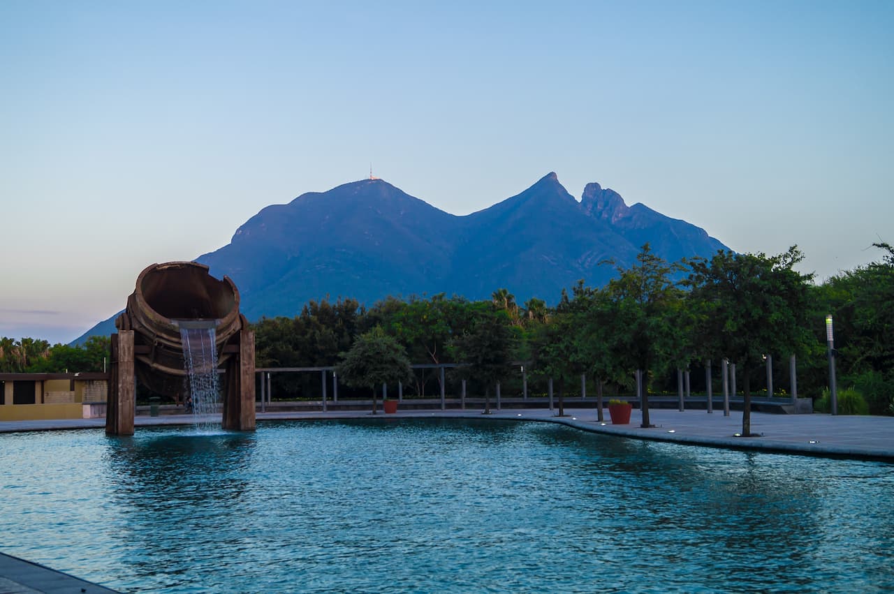 Vista del Cerro de la Silla en Monterrey, representando la ubicación de Ferretería Guevara.