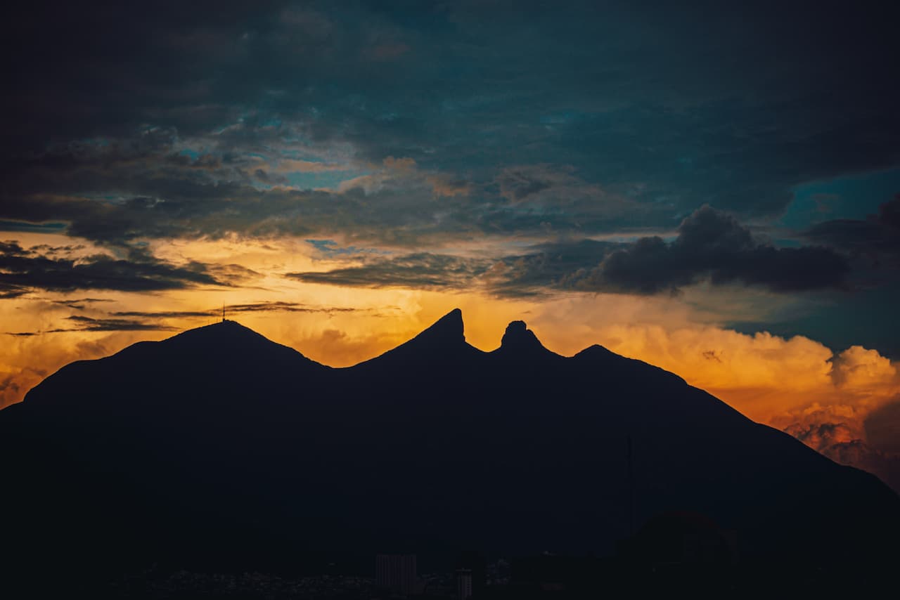 Vista del Cerro de la Silla al amanecer, representando Monterrey.