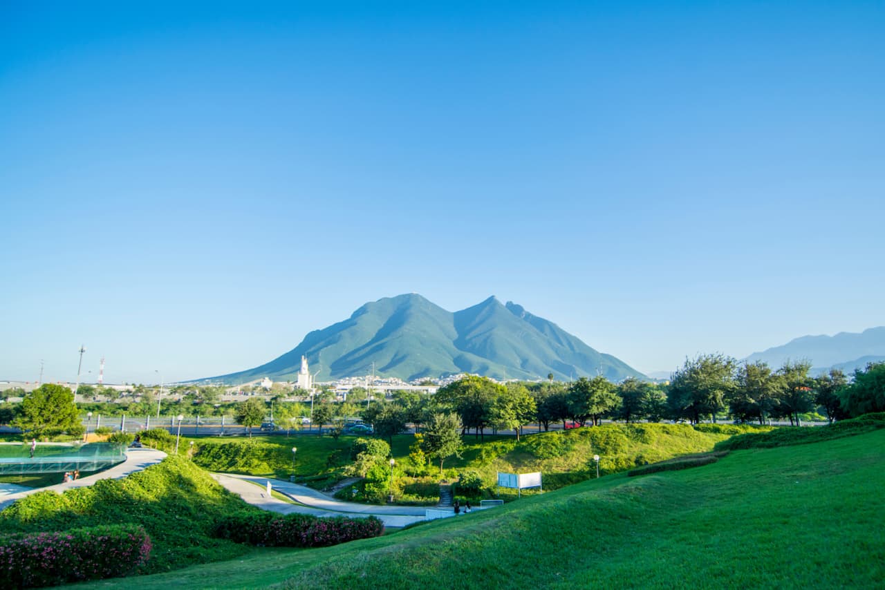 Cerro de la Silla en Monterrey, símbolo icónico de la ciudad.