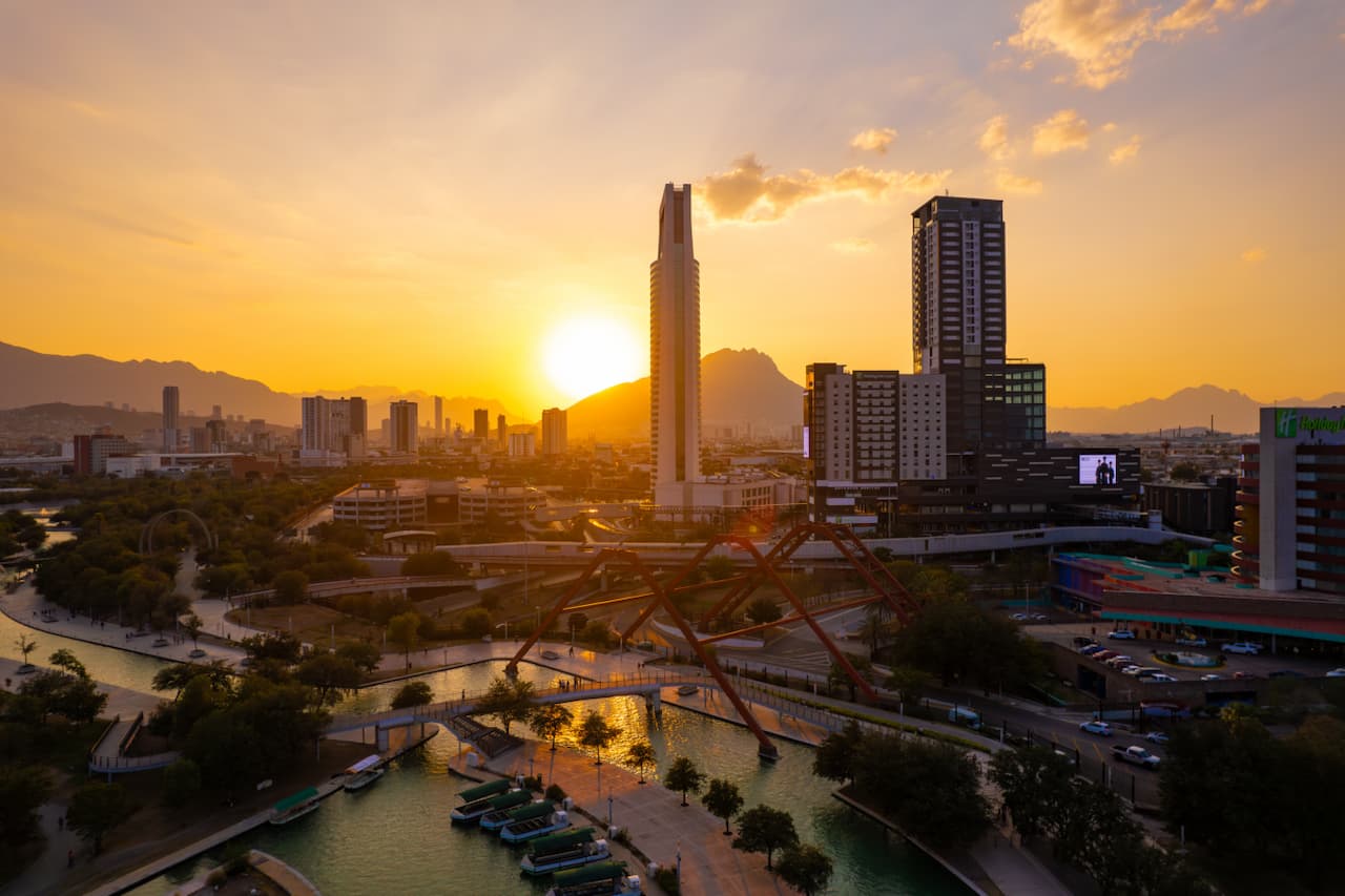 Atardecer en Monterrey, con un paisaje impresionante.