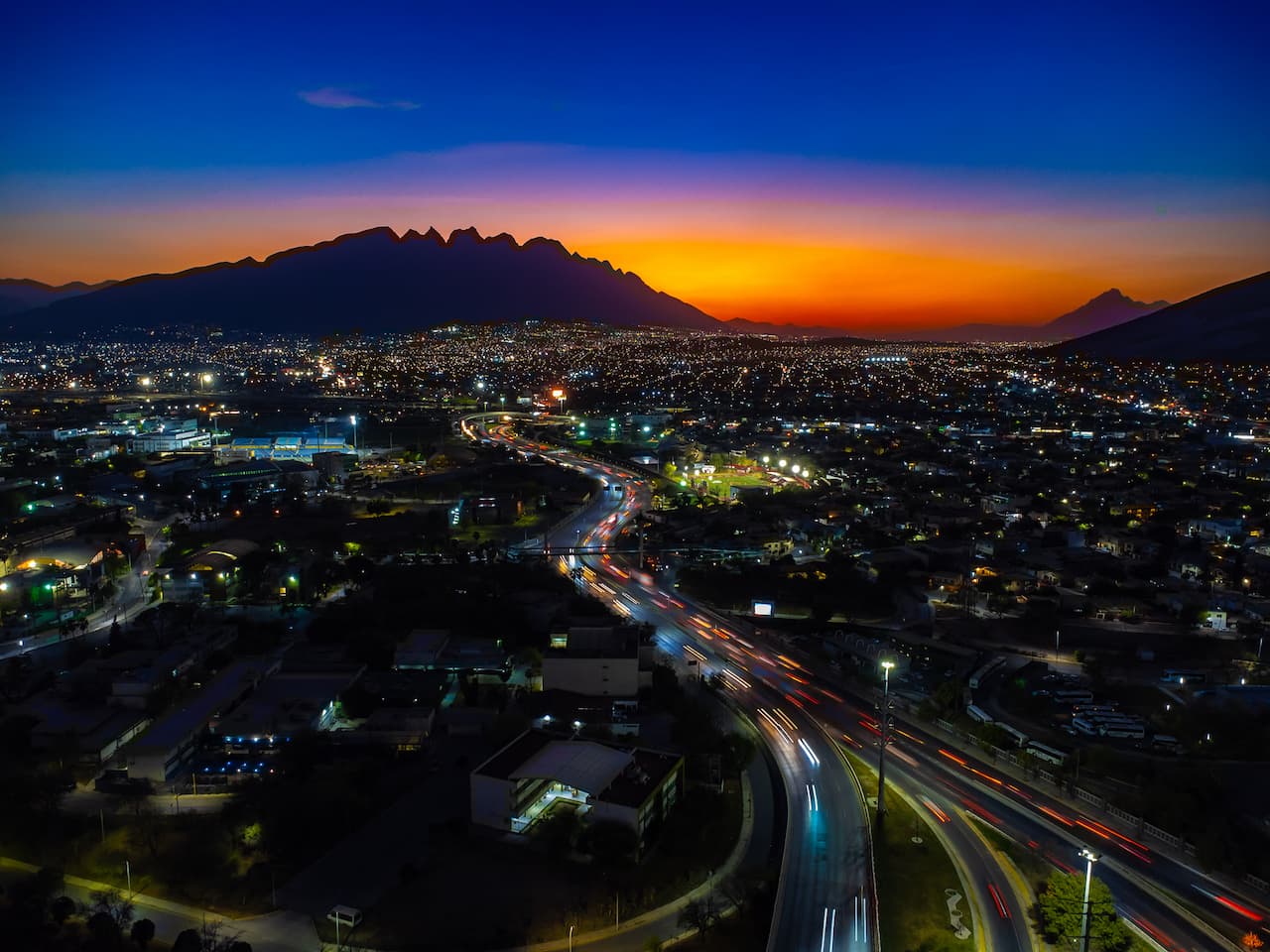 Vista nocturna de Monterrey, destacando el crecimiento de la ciudad.