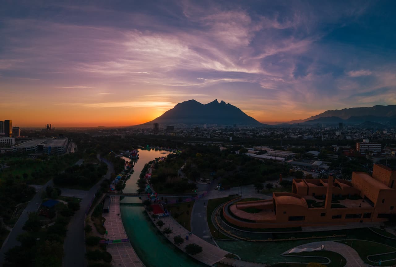 Vista del Cerro de la Silla al atardecer, cerca de la ubicación de Ferretería Guevara en Monterrey.