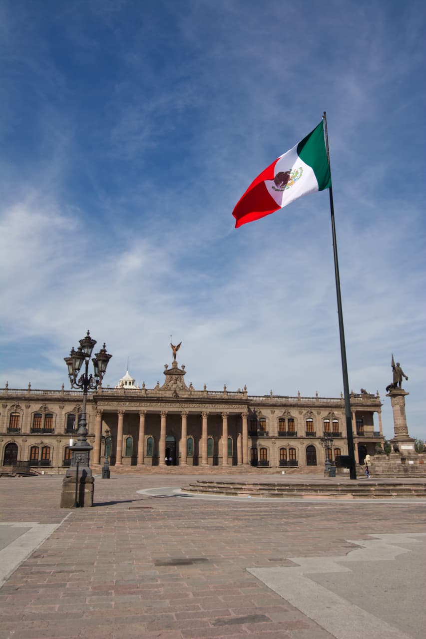 Bandera de México ondeando en Monterrey, resaltando el orgullo local.